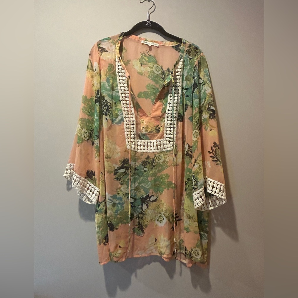 Peach Floral V-Neck Tunic Top with Lace Trim